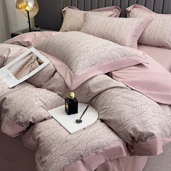 91家纺网 家纺一手货源 找家纺 乐蔻家纺 2026新款宽边数码精梳长绒棉纯棉四件套 落叶飘飘  红