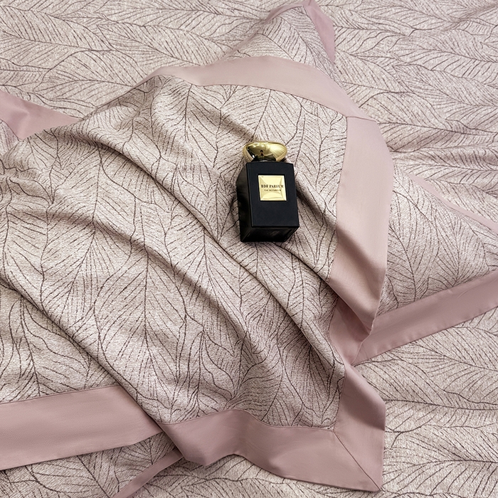 91家纺网 家纺一手货源 找家纺 乐蔻家纺 2026新款宽边数码精梳长绒棉纯棉四件套 落叶飘飘  红