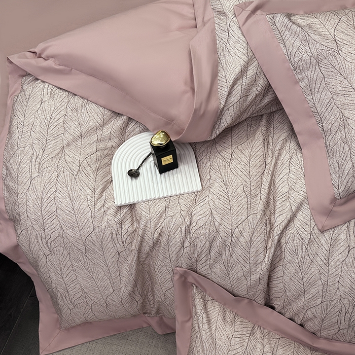 91家纺网 家纺一手货源 找家纺 乐蔻家纺 2026新款宽边数码精梳长绒棉纯棉四件套 落叶飘飘  红