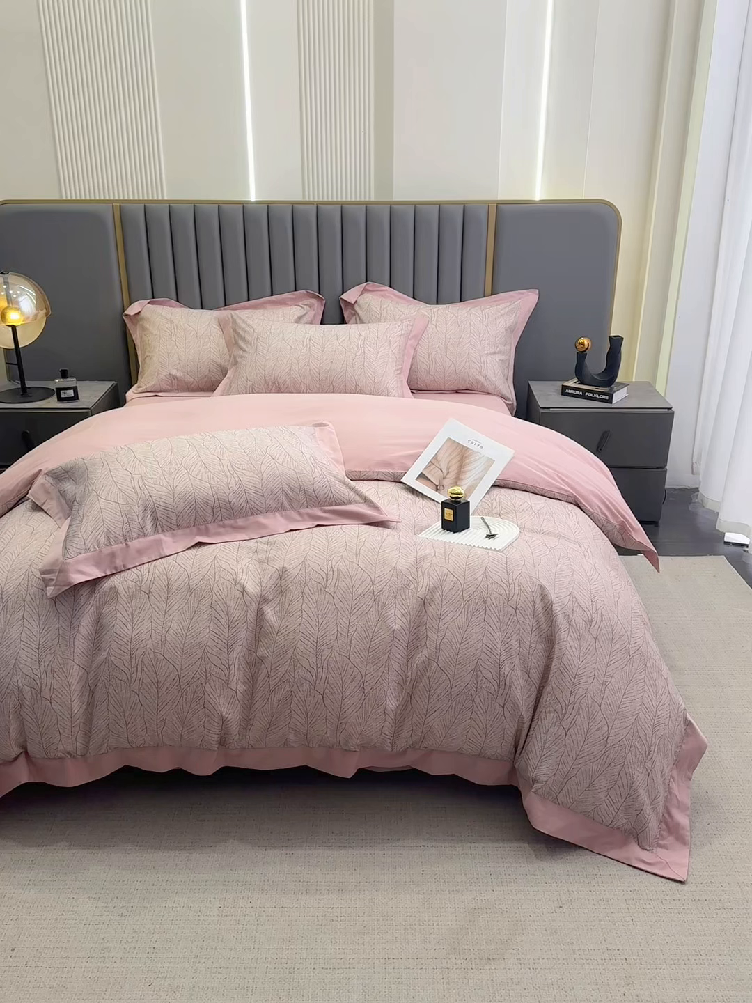 91家纺网 家纺一手货源 找家纺 乐蔻家纺 2026新款宽边数码精梳长绒棉纯棉四件套 落叶飘飘  红