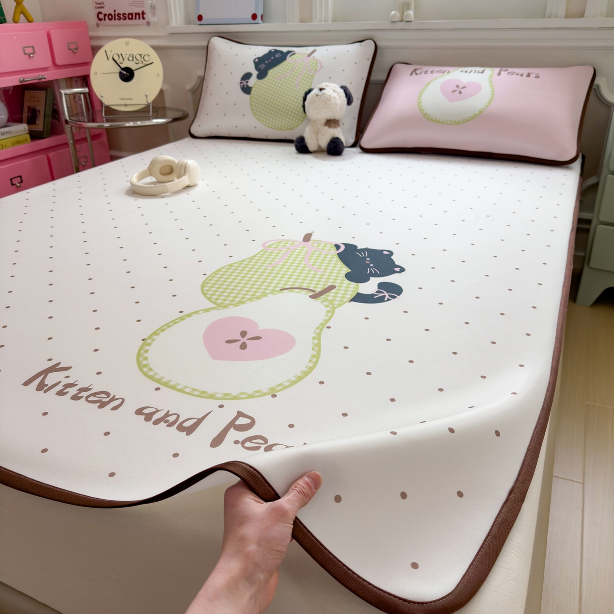 91家纺网 家纺一手货源 找家纺 丝羽坊 2026新款ins设计师原创大版小清新卡通冰皮复合软凉席  梨猫记-平铺款