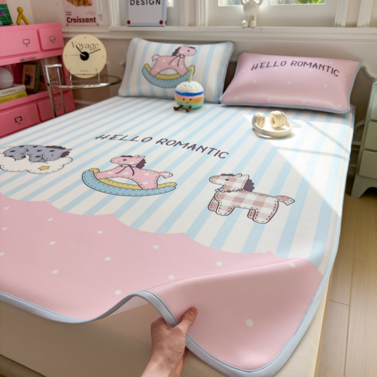 91家纺网 家纺一手货源 找家纺 丝羽坊 2026新款ins设计师原创大版小清新卡通冰皮复合软凉席  浪漫木马-平铺款