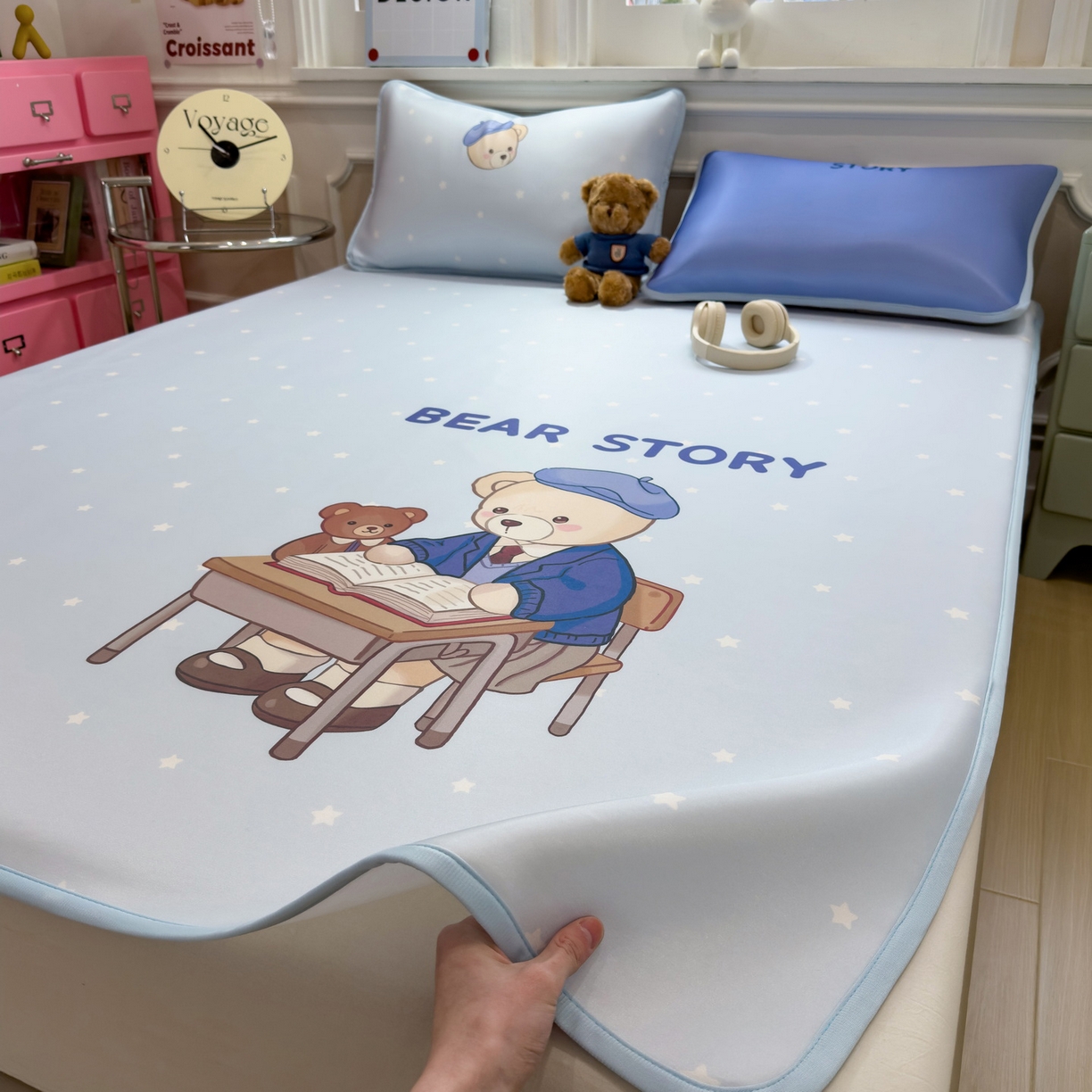 91家纺网 家纺一手货源 找家纺 丝羽坊 2026新款ins设计师原创大版小清新卡通冰皮复合软凉席  英伦熊-平铺款