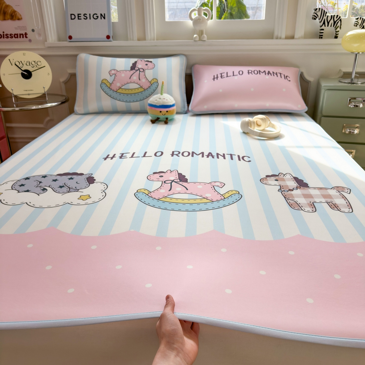 91家纺网 家纺一手货源 找家纺 丝羽坊 2026新款ins设计师原创大版小清新卡通冰皮复合软凉席  浪漫木马-平铺款