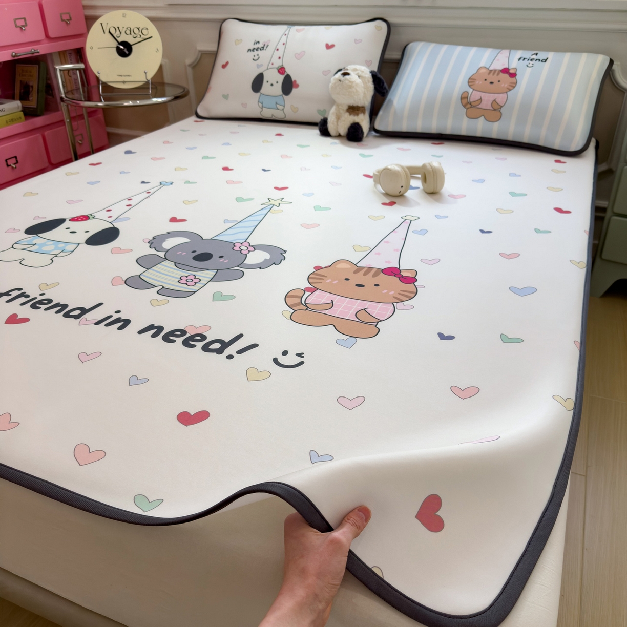 91家纺网 家纺一手货源 找家纺 丝羽坊 2026新款ins设计师原创大版小清新卡通冰皮复合软凉席  萌友相伴-平铺款