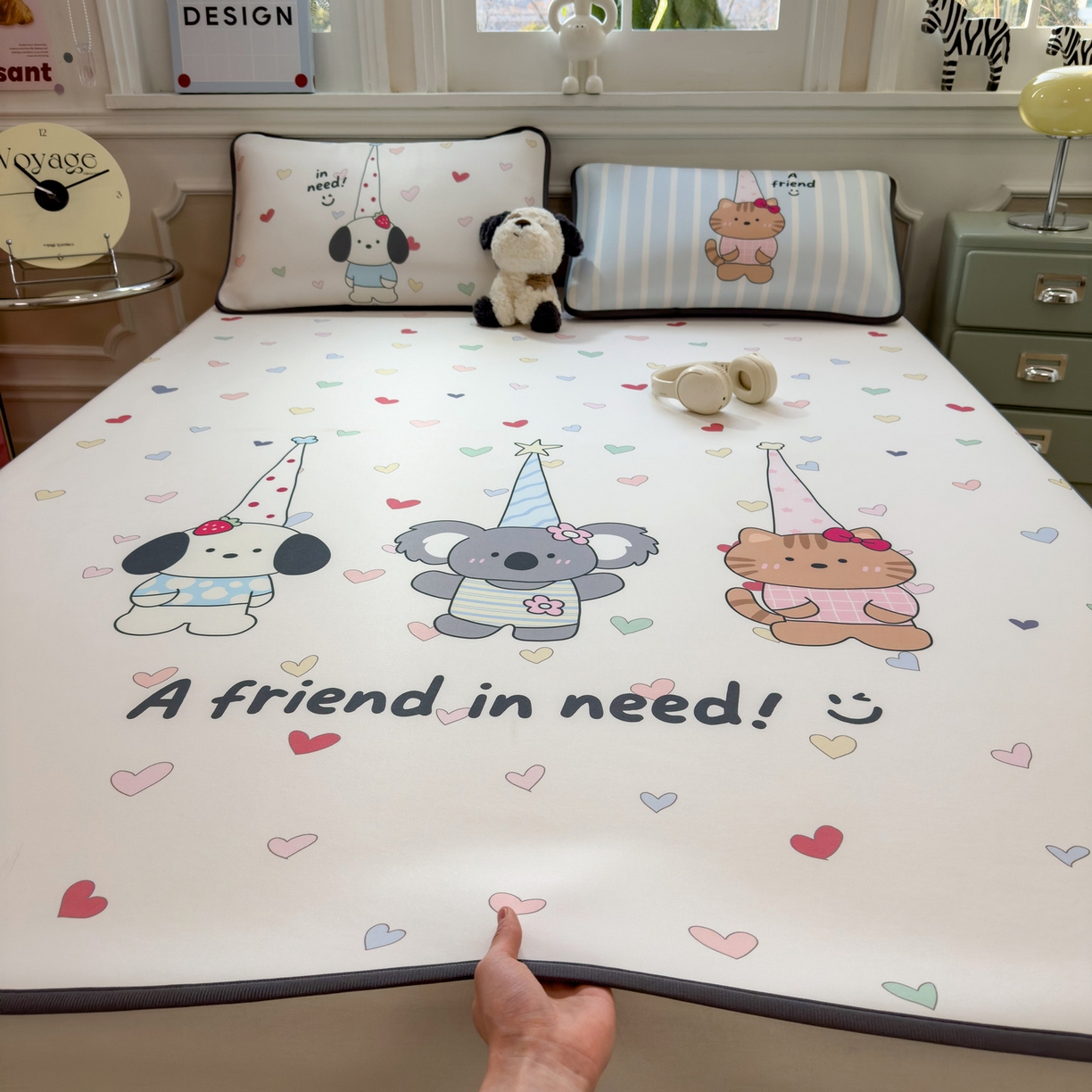 91家纺网 家纺一手货源 找家纺 丝羽坊 2026新款ins设计师原创大版小清新卡通冰皮复合软凉席  萌友相伴-平铺款