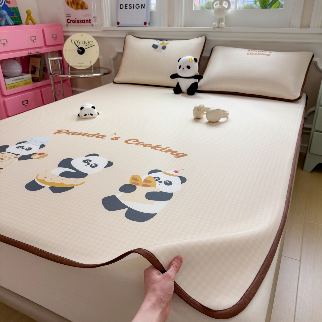 91家纺网 家纺一手货源 找家纺 丝羽坊 2026新款ins设计师原创大版小清新卡通冰皮复合软凉席  熊猫时光-平铺款