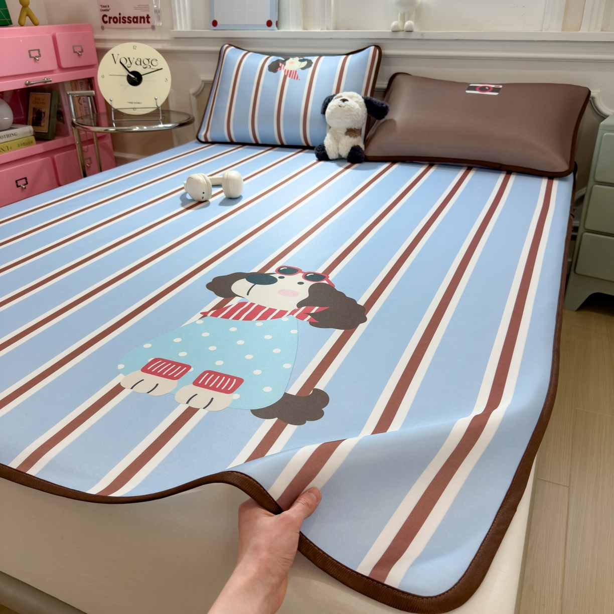 91家纺网 家纺一手货源 找家纺 丝羽坊 2026新款ins设计师原创大版小清新卡通冰皮复合软凉席  汪星日记-平铺款