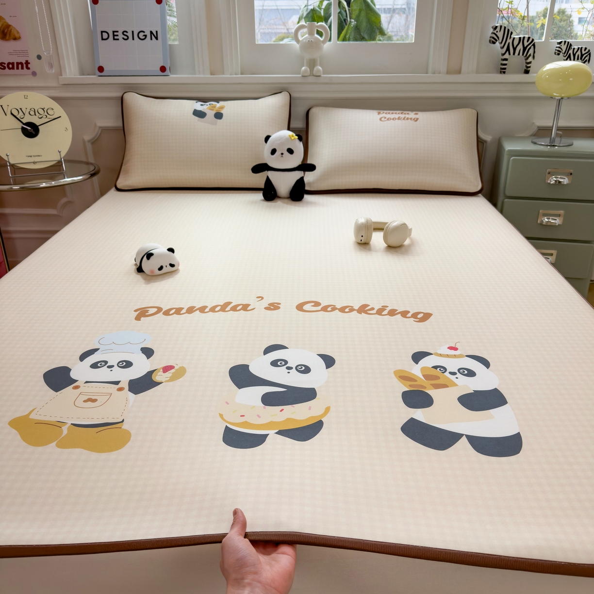 91家纺网 家纺一手货源 找家纺 丝羽坊 2026新款ins设计师原创大版小清新卡通冰皮复合软凉席  熊猫时光-平铺款