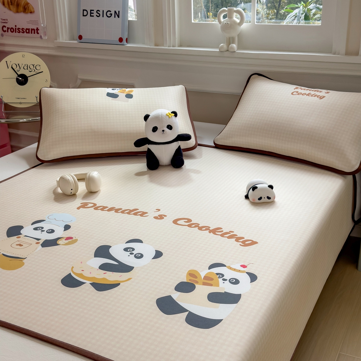 91家纺网 家纺一手货源 找家纺 丝羽坊 2026新款ins设计师原创大版小清新卡通冰皮复合软凉席  熊猫时光-平铺款