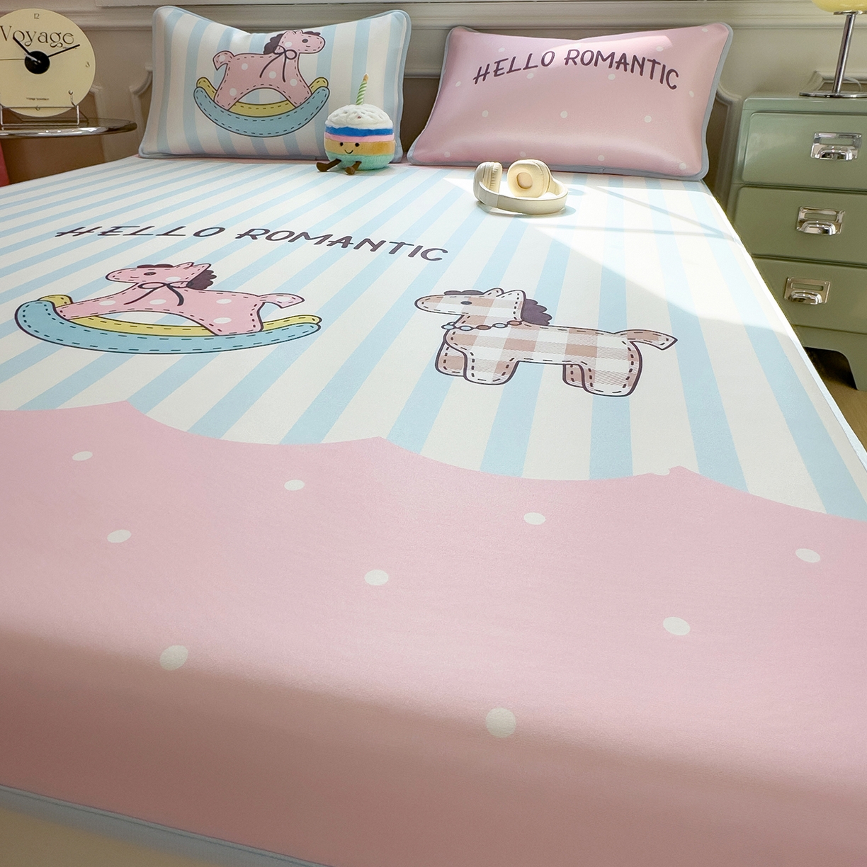 91家纺网 家纺一手货源 找家纺 丝羽坊 2026新款ins设计师原创大版小清新卡通冰皮复合软凉席  浪漫木马-平铺款