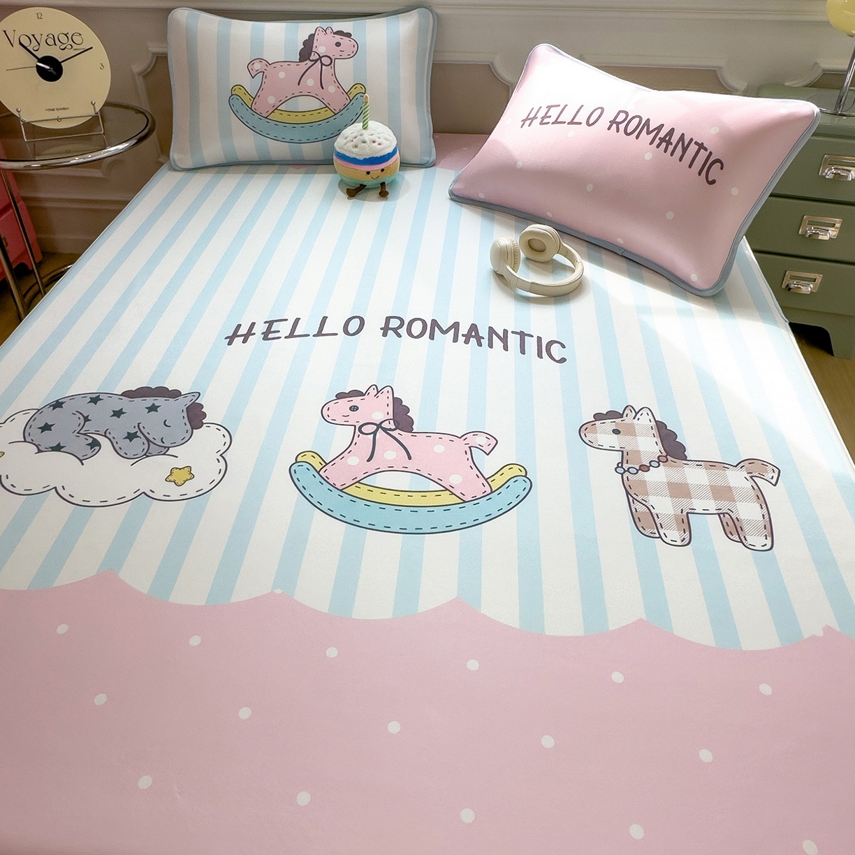 91家纺网 家纺一手货源 找家纺 丝羽坊 2026新款ins设计师原创大版小清新卡通冰皮复合软凉席  浪漫木马-平铺款