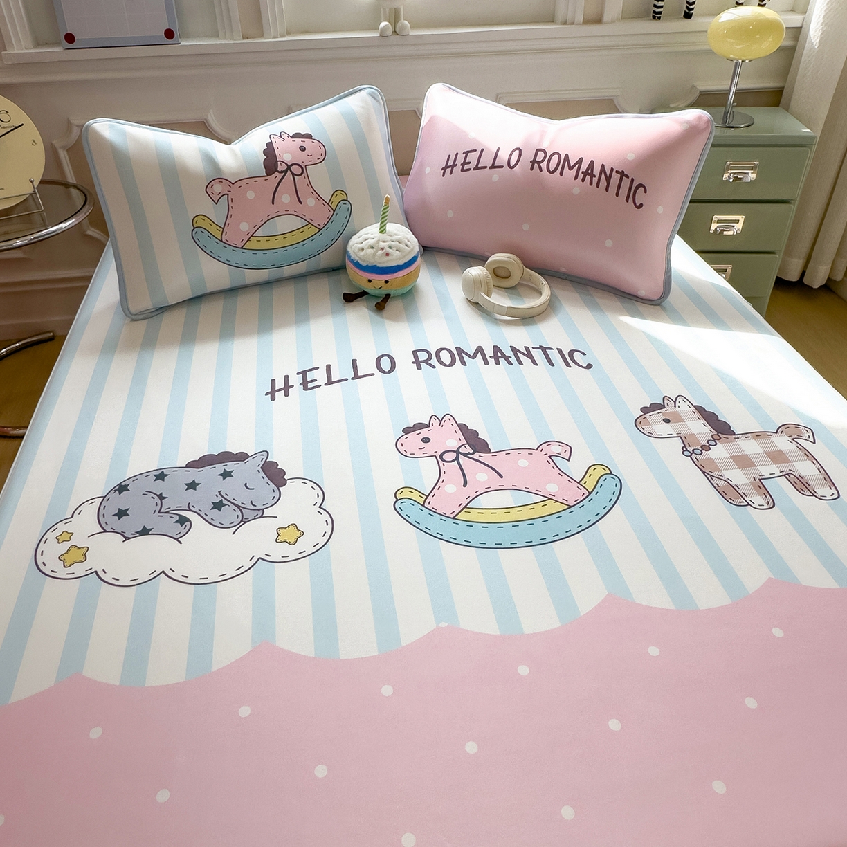 91家纺网 家纺一手货源 找家纺 丝羽坊 2026新款ins设计师原创大版小清新卡通冰皮复合软凉席  浪漫木马-平铺款