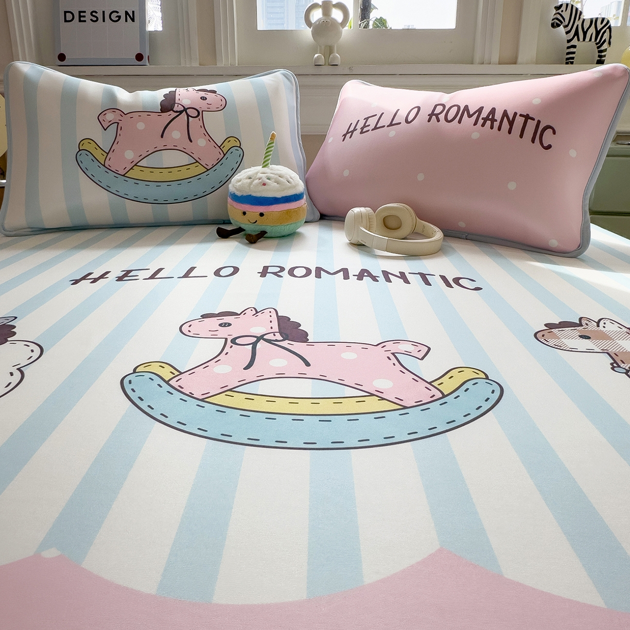 91家纺网 家纺一手货源 找家纺 丝羽坊 2026新款ins设计师原创大版小清新卡通冰皮复合软凉席  浪漫木马-平铺款