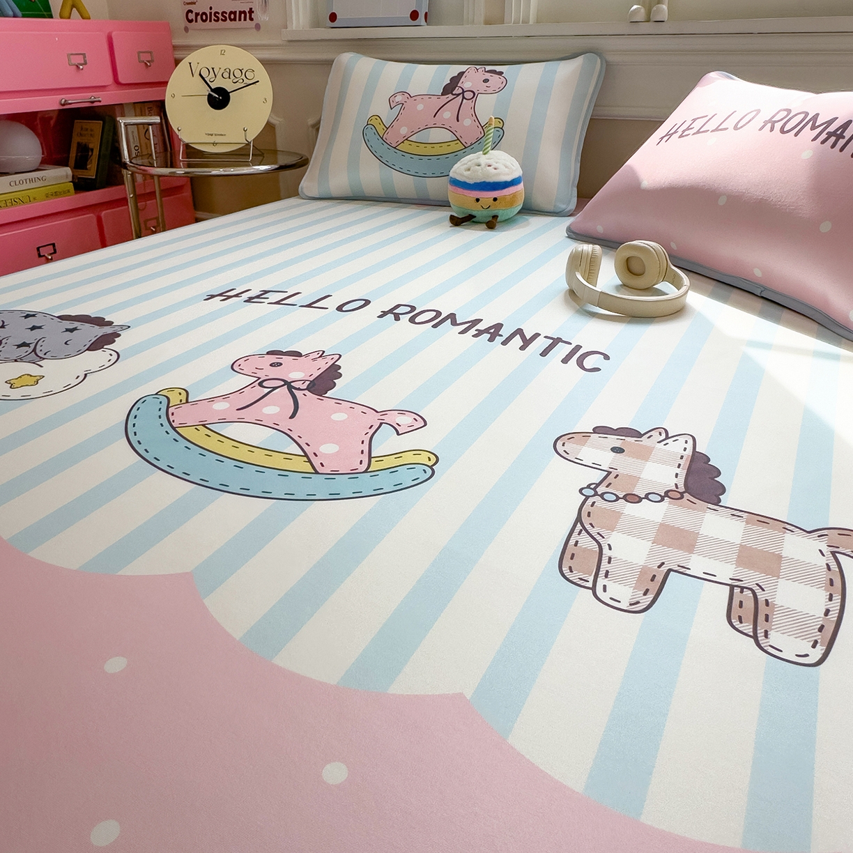 91家纺网 家纺一手货源 找家纺 丝羽坊 2026新款ins设计师原创大版小清新卡通冰皮复合软凉席  浪漫木马-平铺款