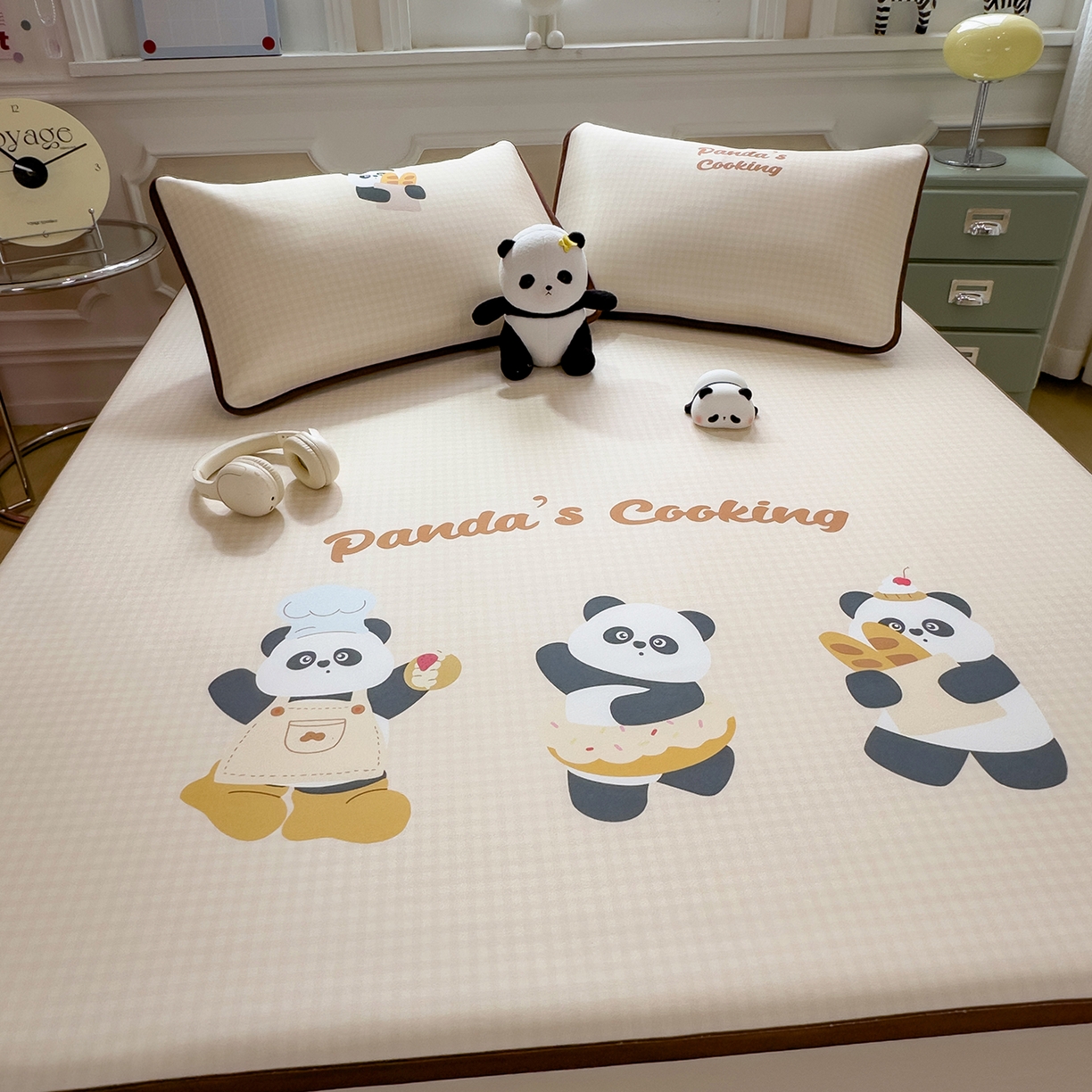 91家纺网 家纺一手货源 找家纺 丝羽坊 2026新款ins设计师原创大版小清新卡通冰皮复合软凉席  熊猫时光-平铺款