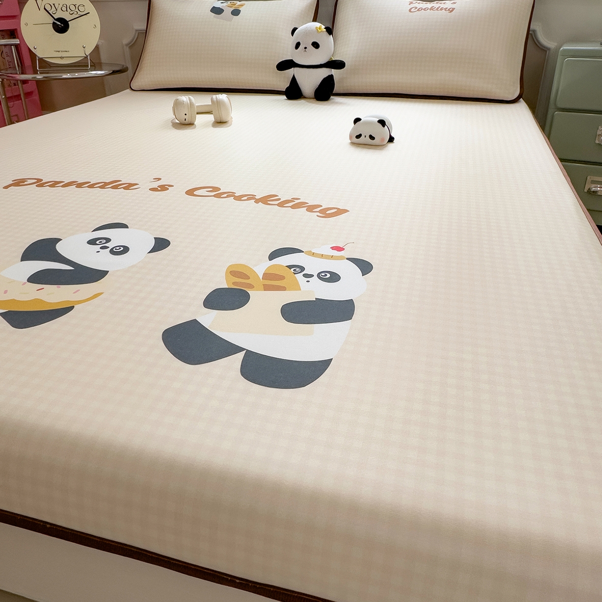 91家纺网 家纺一手货源 找家纺 丝羽坊 2026新款ins设计师原创大版小清新卡通冰皮复合软凉席  熊猫时光-平铺款