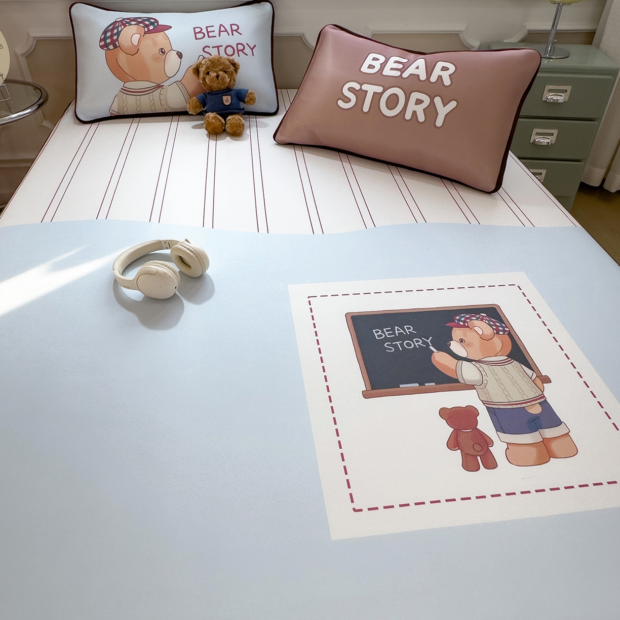 91家纺网 家纺一手货源 找家纺 丝羽坊 2026新款ins设计师原创大版小清新卡通冰皮复合软凉席  熊的故事-平铺款