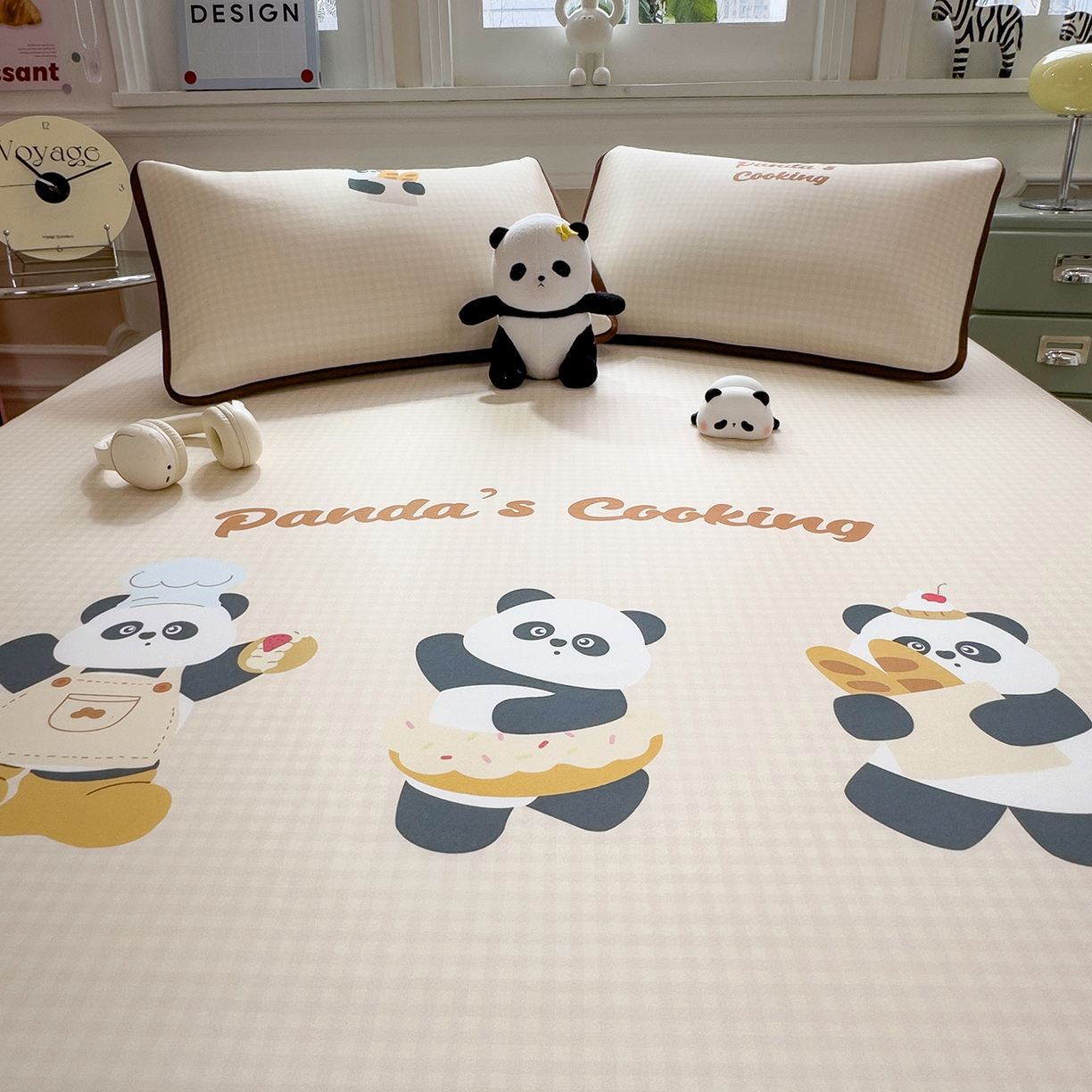 91家纺网 家纺一手货源 找家纺 丝羽坊 2026新款ins设计师原创大版小清新卡通冰皮复合软凉席  熊猫时光-平铺款