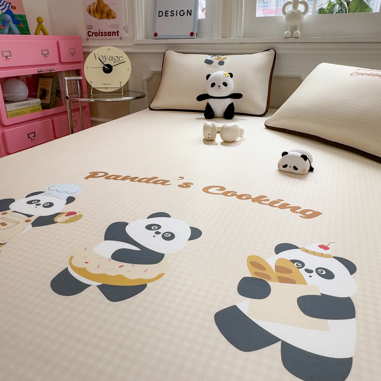 91家纺网 家纺一手货源 找家纺 丝羽坊 2026新款ins设计师原创大版小清新卡通冰皮复合软凉席  熊猫时光-平铺款