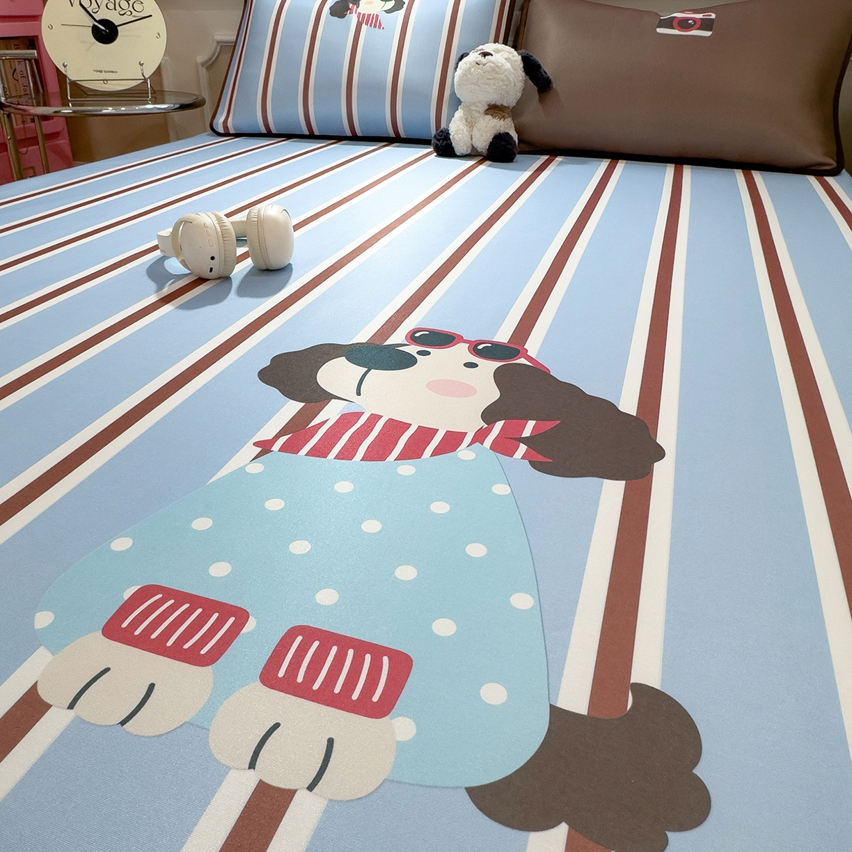 91家纺网 家纺一手货源 找家纺 丝羽坊 2026新款ins设计师原创大版小清新卡通冰皮复合软凉席  汪星日记-平铺款