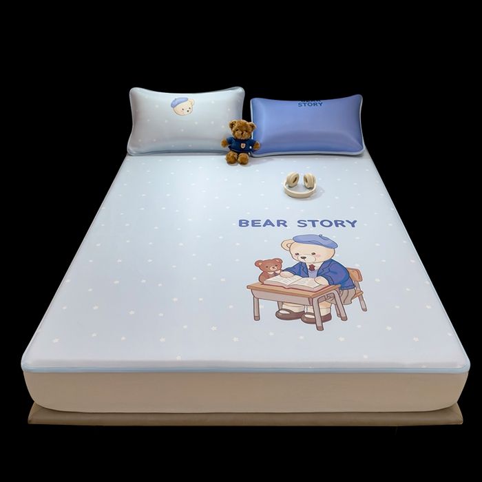 91家纺网 家纺一手货源 找家纺 丝羽坊 2026新款ins设计师原创大版小清新卡通冰皮复合软凉席  英伦熊-平铺款