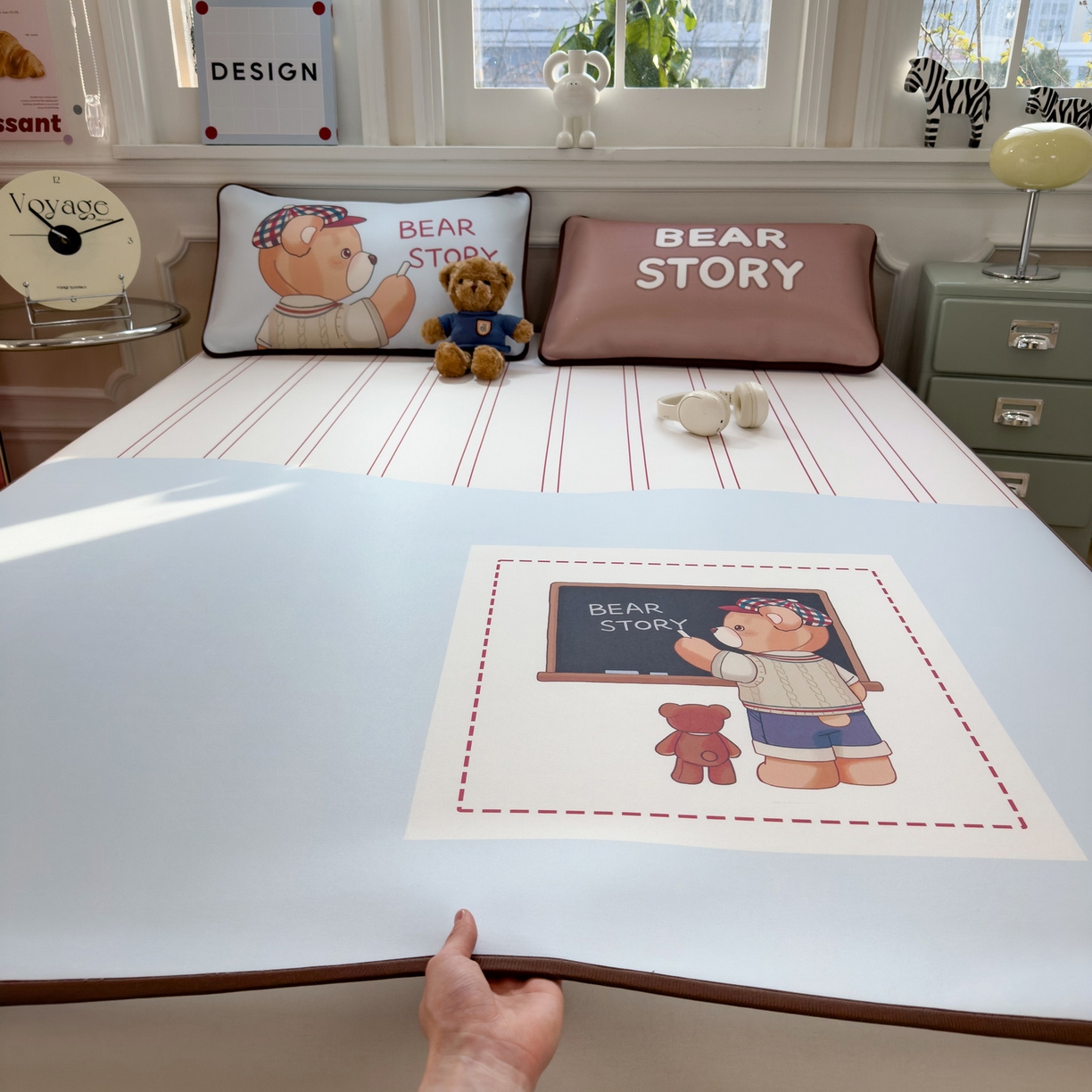 91家纺网 家纺一手货源 找家纺 丝羽坊 2026新款ins设计师原创大版小清新卡通冰皮复合软凉席  熊的故事-平铺款