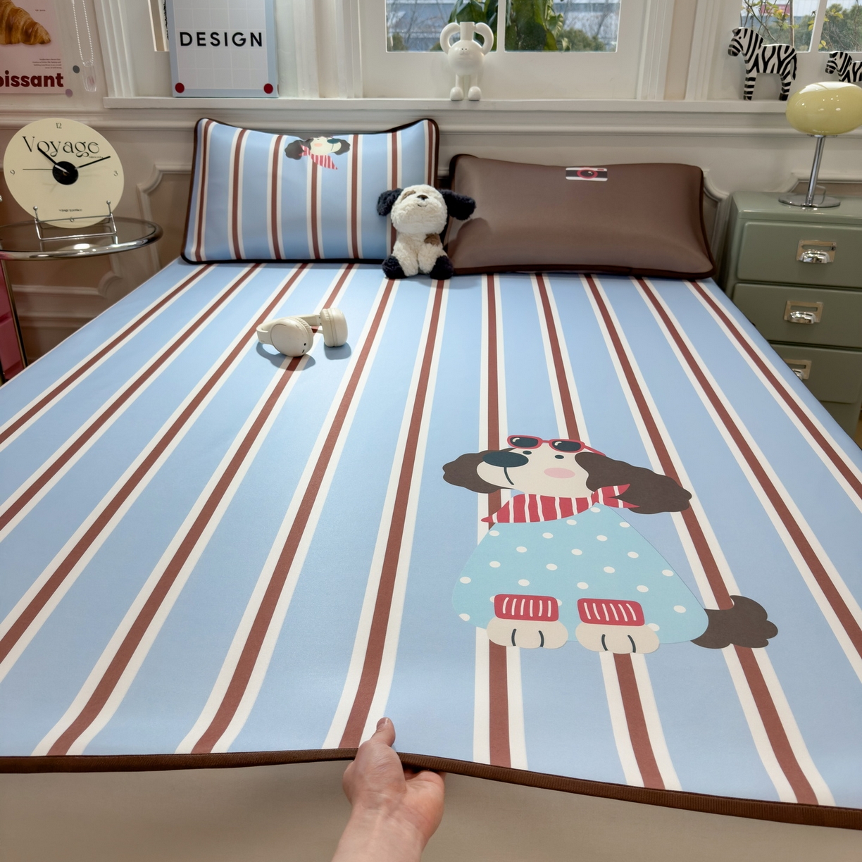 91家纺网 家纺一手货源 找家纺 丝羽坊 2026新款ins设计师原创大版小清新卡通冰皮复合软凉席  汪星日记-平铺款