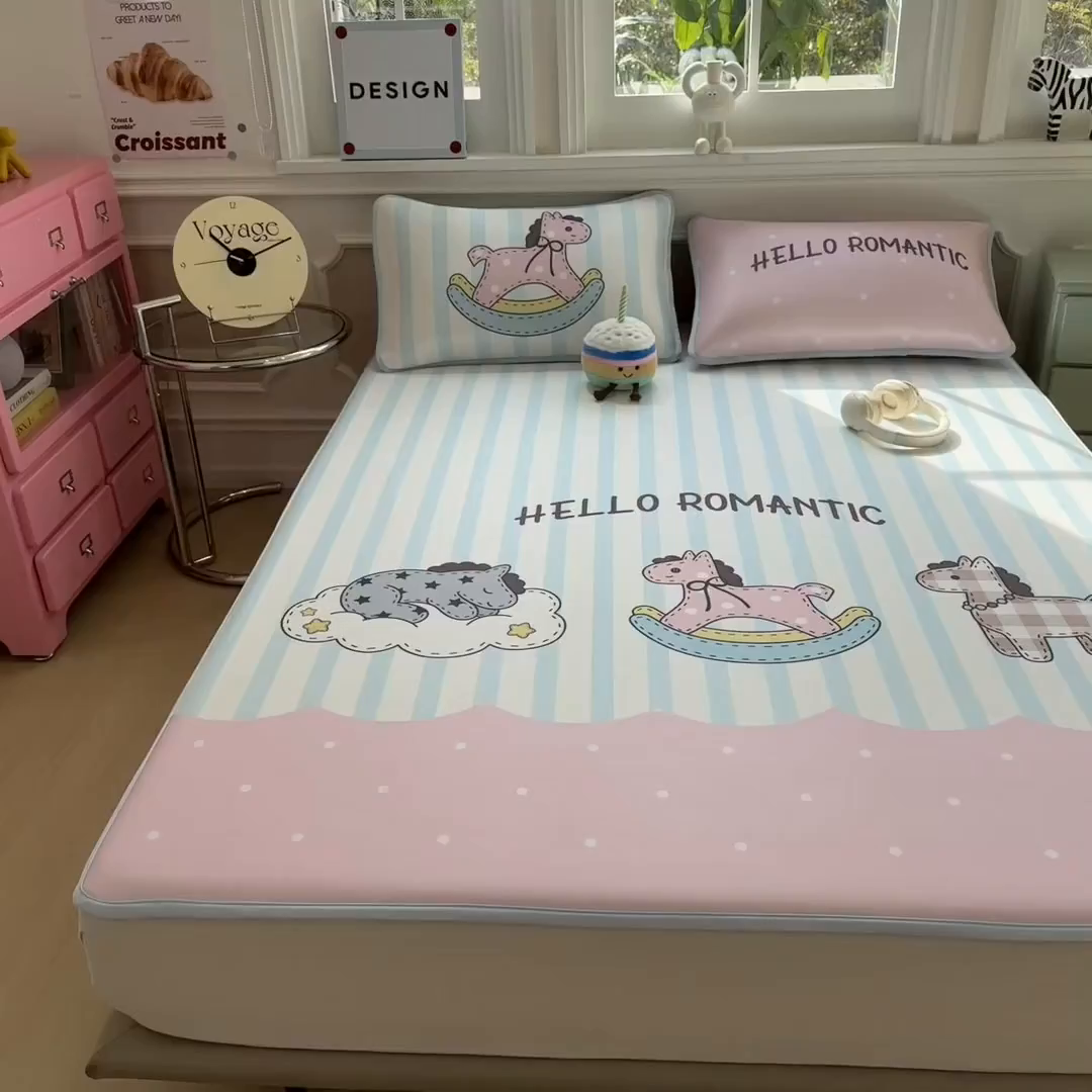 91家纺网 家纺一手货源 找家纺 丝羽坊 2026新款ins设计师原创大版小清新卡通冰皮复合软凉席  浪漫木马-平铺款