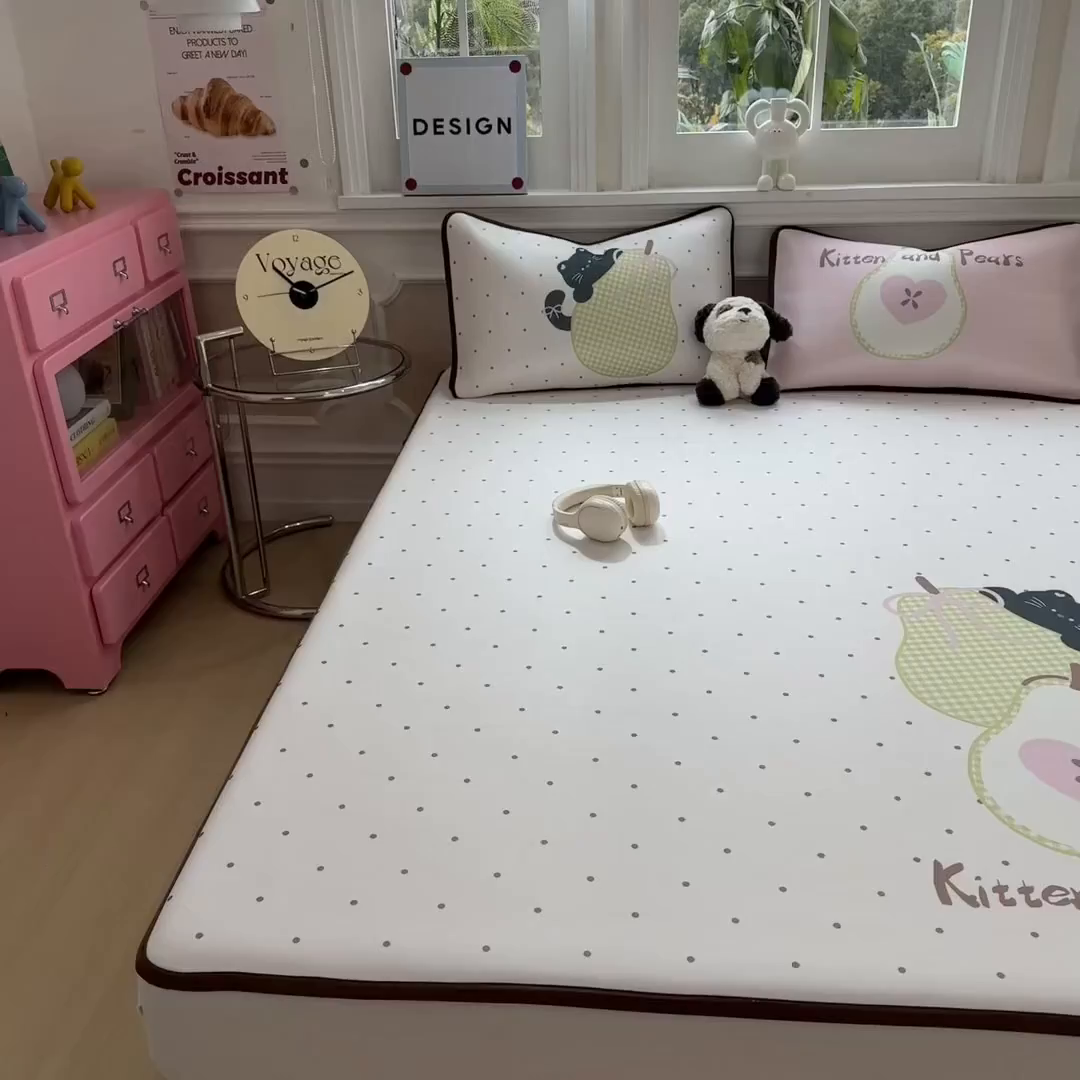 91家纺网 家纺一手货源 找家纺 丝羽坊 2026新款ins设计师原创大版小清新卡通冰皮复合软凉席  梨猫记-平铺款