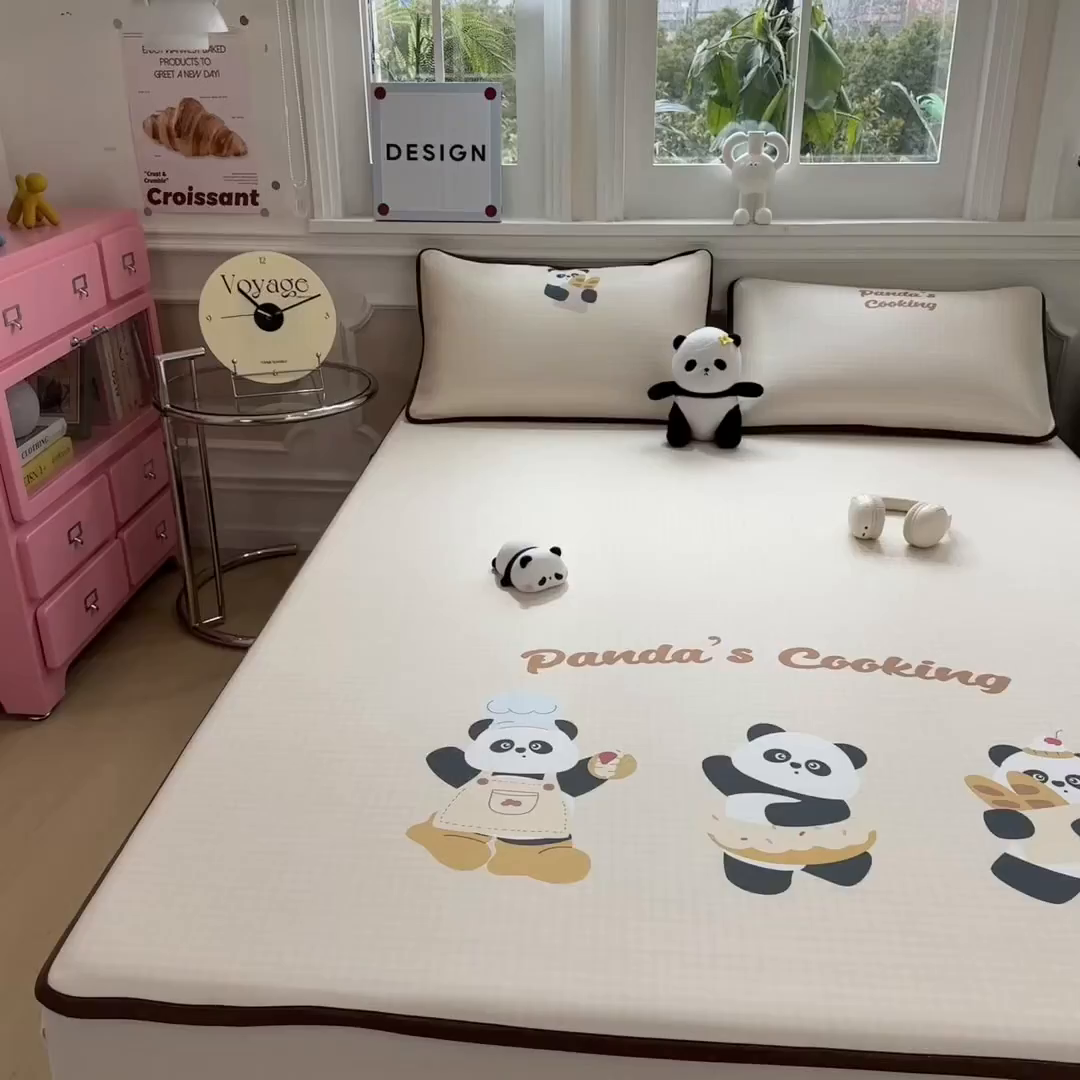 91家纺网 家纺一手货源 找家纺 丝羽坊 2026新款ins设计师原创大版小清新卡通冰皮复合软凉席  熊猫时光-平铺款