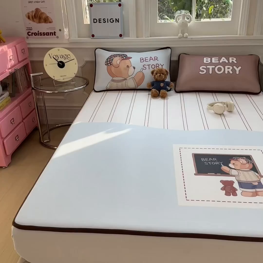 91家纺网 家纺一手货源 找家纺 丝羽坊 2026新款ins设计师原创大版小清新卡通冰皮复合软凉席  熊的故事-平铺款