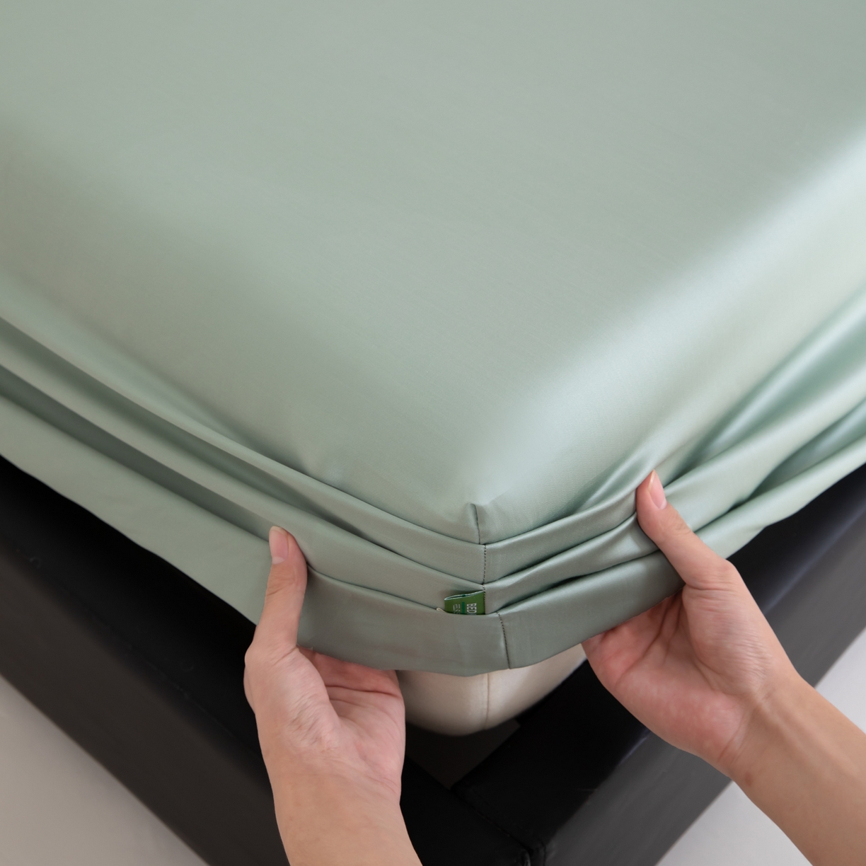 91家纺网 家纺一手货源 找家纺 眠博士 2026新款60S天丝莱赛尔纯色床笠-场景一 60S天丝床笠-薄荷绿