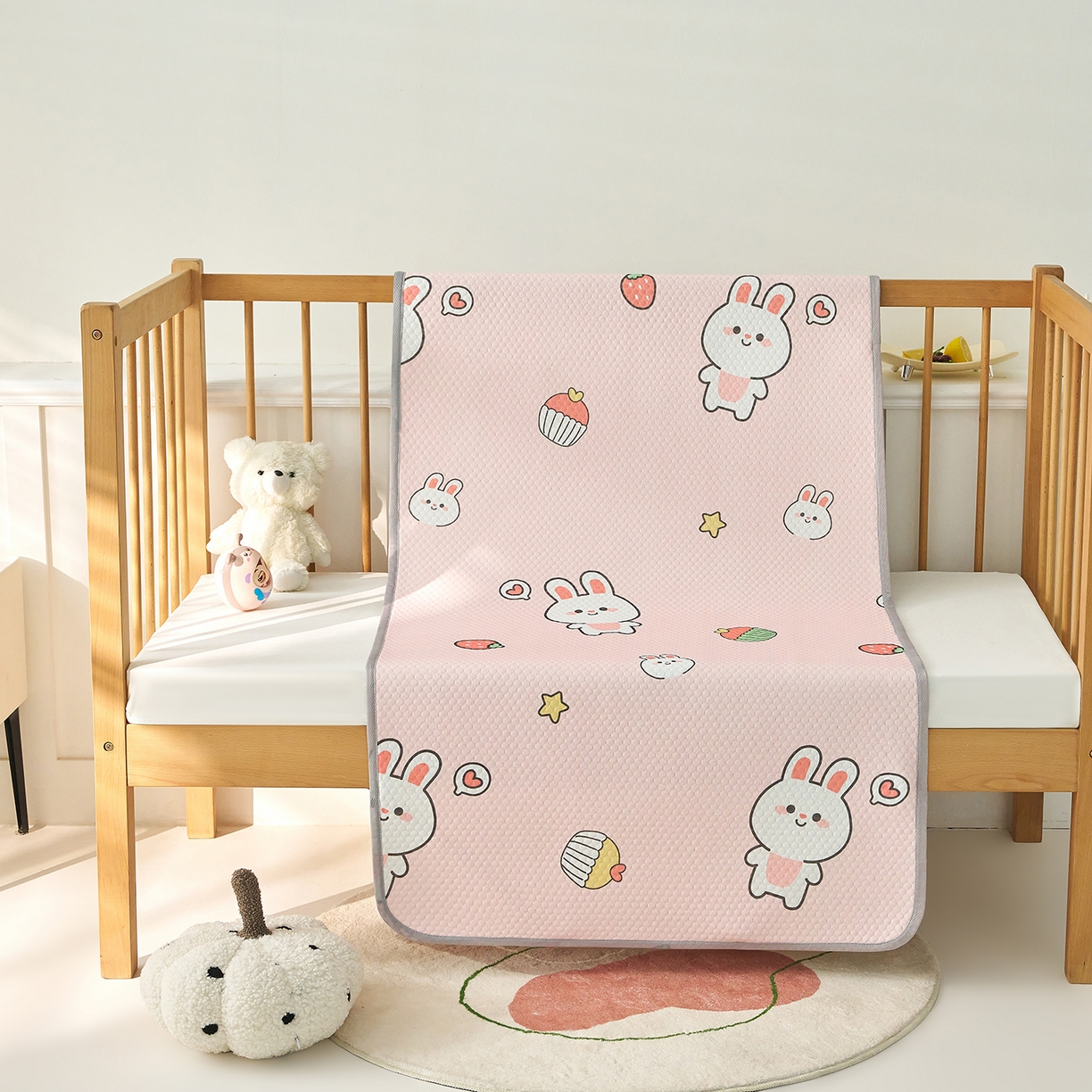 91家纺网 家纺一手货源 找家纺 （总）家品罗兰 2026新款A类母婴级卡通婴儿凉感冰豆豆凉席儿童新生小宝宝床幼儿园床拼接床冰丝席床单垫可机洗夏空调席