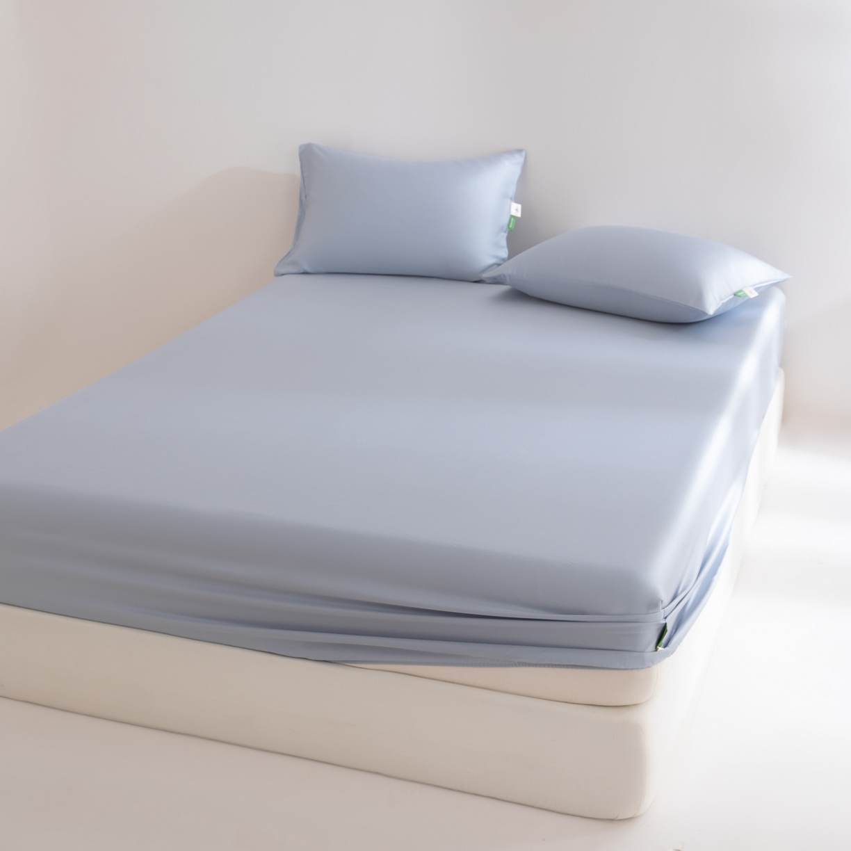 91家纺网 家纺一手货源 找家纺 眠博士 2026新款60S天丝莱赛尔纯色床笠-场景一 60S天丝床笠-黄昏蓝