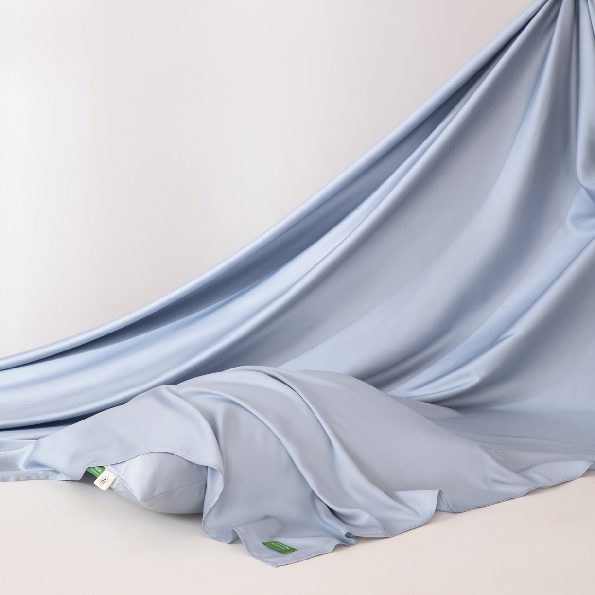 91家纺网 家纺一手货源 找家纺 眠博士 2026新款60S天丝莱赛尔纯色床笠-场景一 60S天丝床笠-黄昏蓝