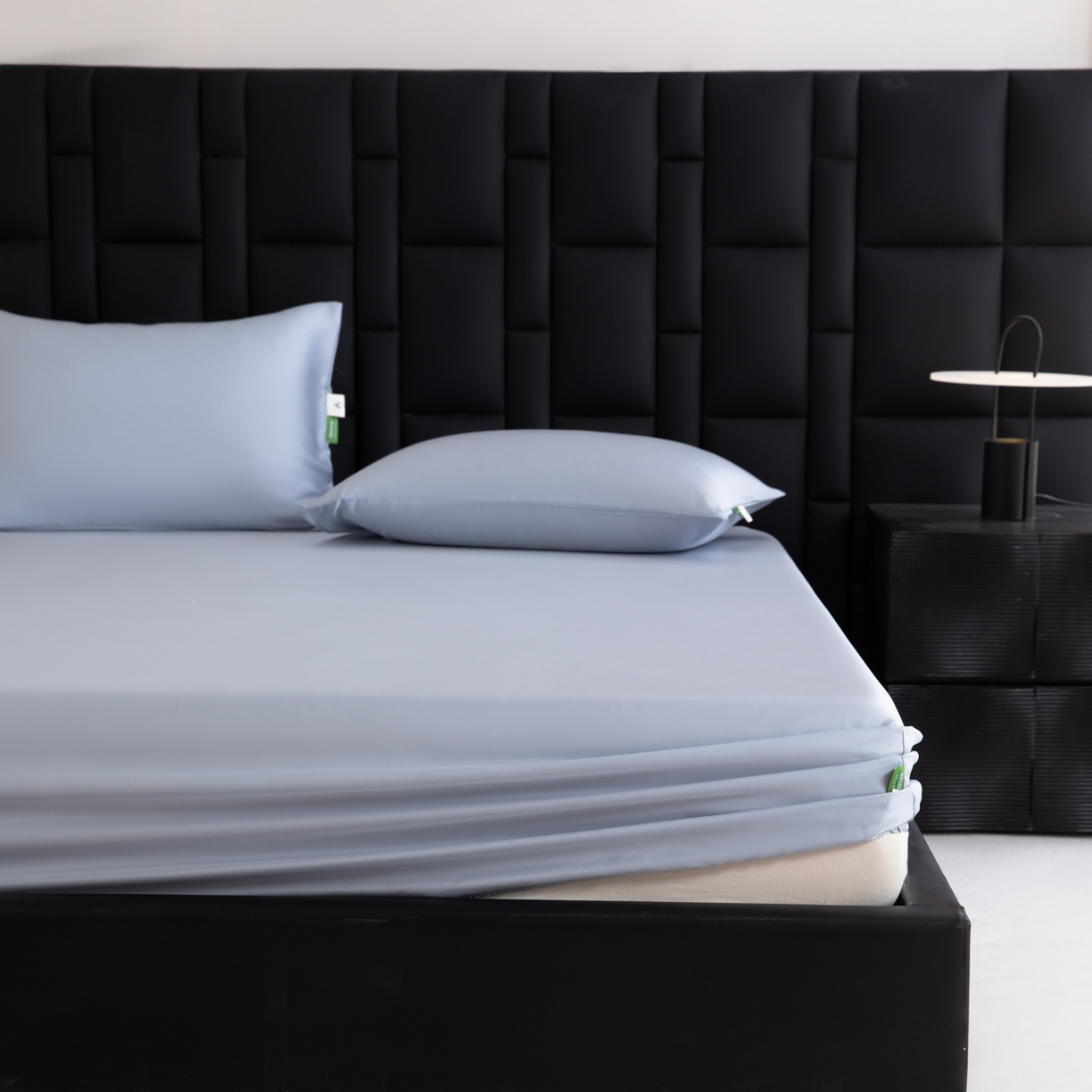 91家纺网 家纺一手货源 找家纺 眠博士 2026新款60S天丝莱赛尔纯色床笠-场景一 60S天丝床笠-黄昏蓝