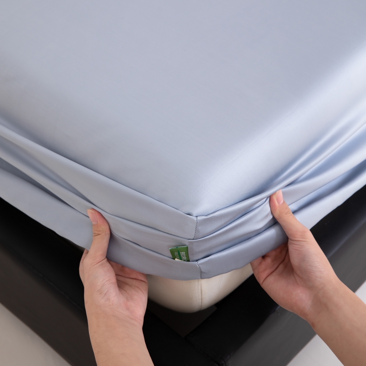 91家纺网 家纺一手货源 找家纺 眠博士 2026新款60S天丝莱赛尔纯色床笠-场景一 60S天丝床笠-黄昏蓝