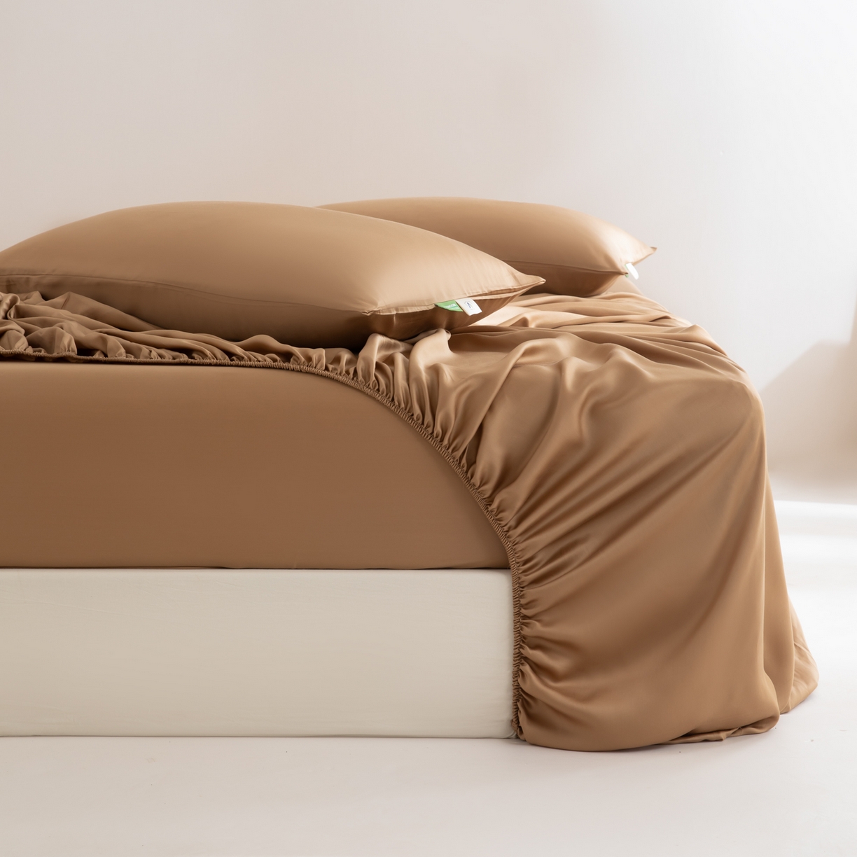 91家纺网 家纺一手货源 找家纺 眠博士 2026新款60S天丝莱赛尔纯色床笠-场景一 60S天丝床笠-金咖