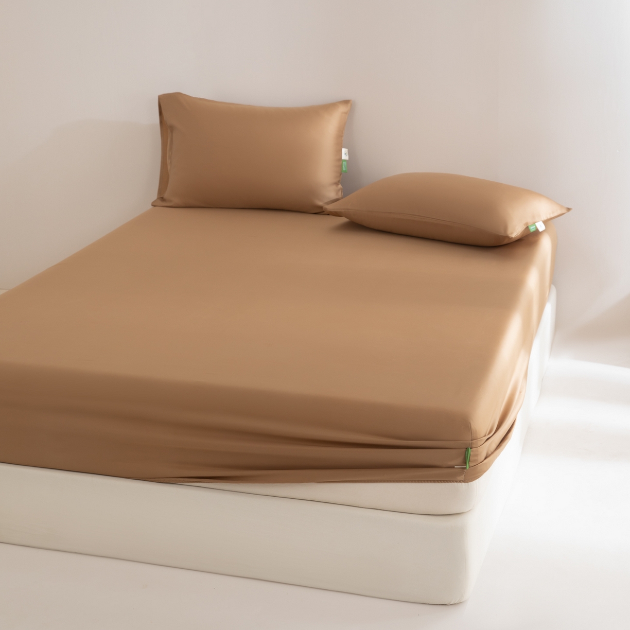 91家纺网 家纺一手货源 找家纺 眠博士 2026新款60S天丝莱赛尔纯色床笠-场景一 60S天丝床笠-金咖