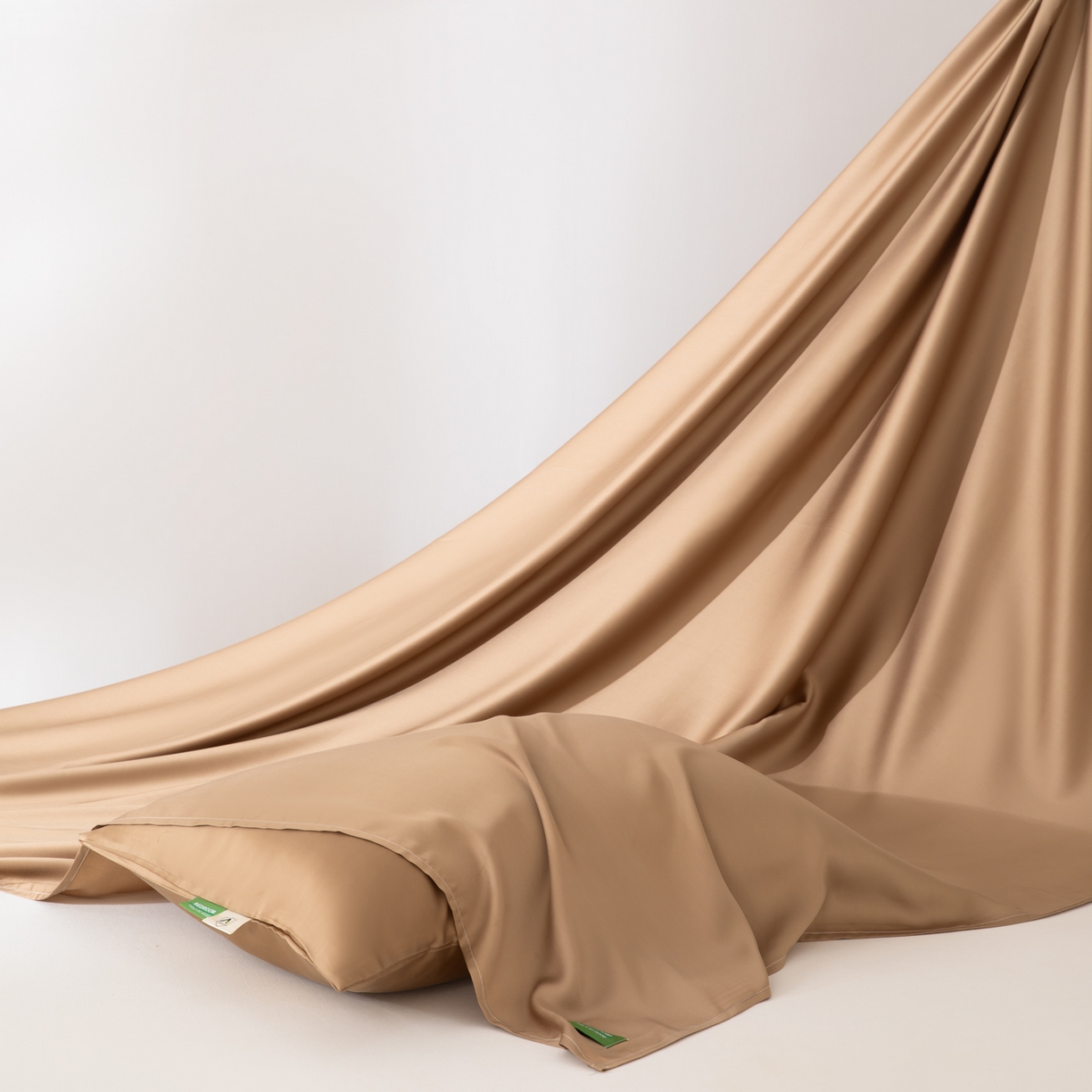 91家纺网 家纺一手货源 找家纺 眠博士 2026新款60S天丝莱赛尔纯色床笠-场景一 60S天丝床笠-金咖