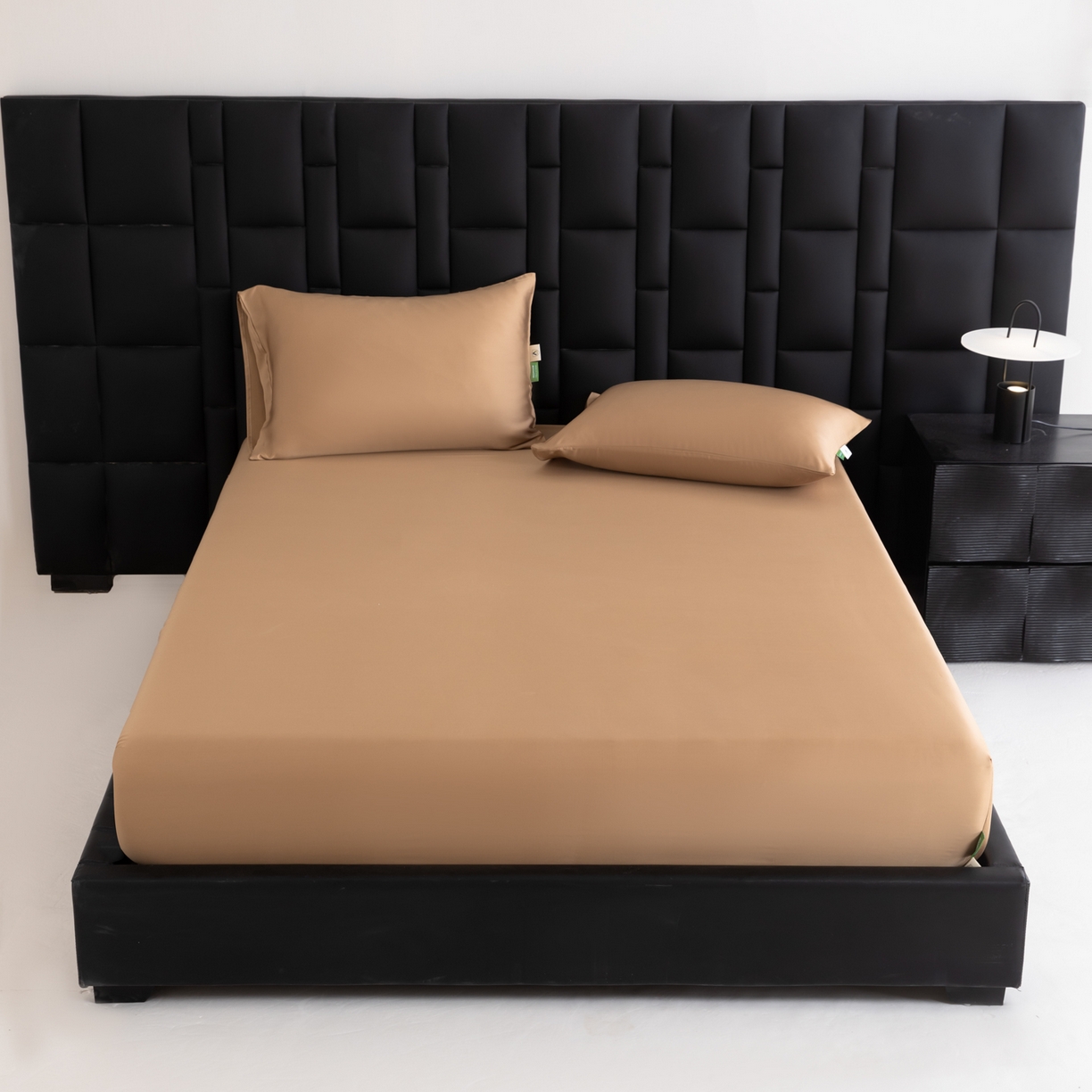 91家纺网 家纺一手货源 找家纺 眠博士 2026新款60S天丝莱赛尔纯色床笠-场景一 60S天丝床笠-金咖