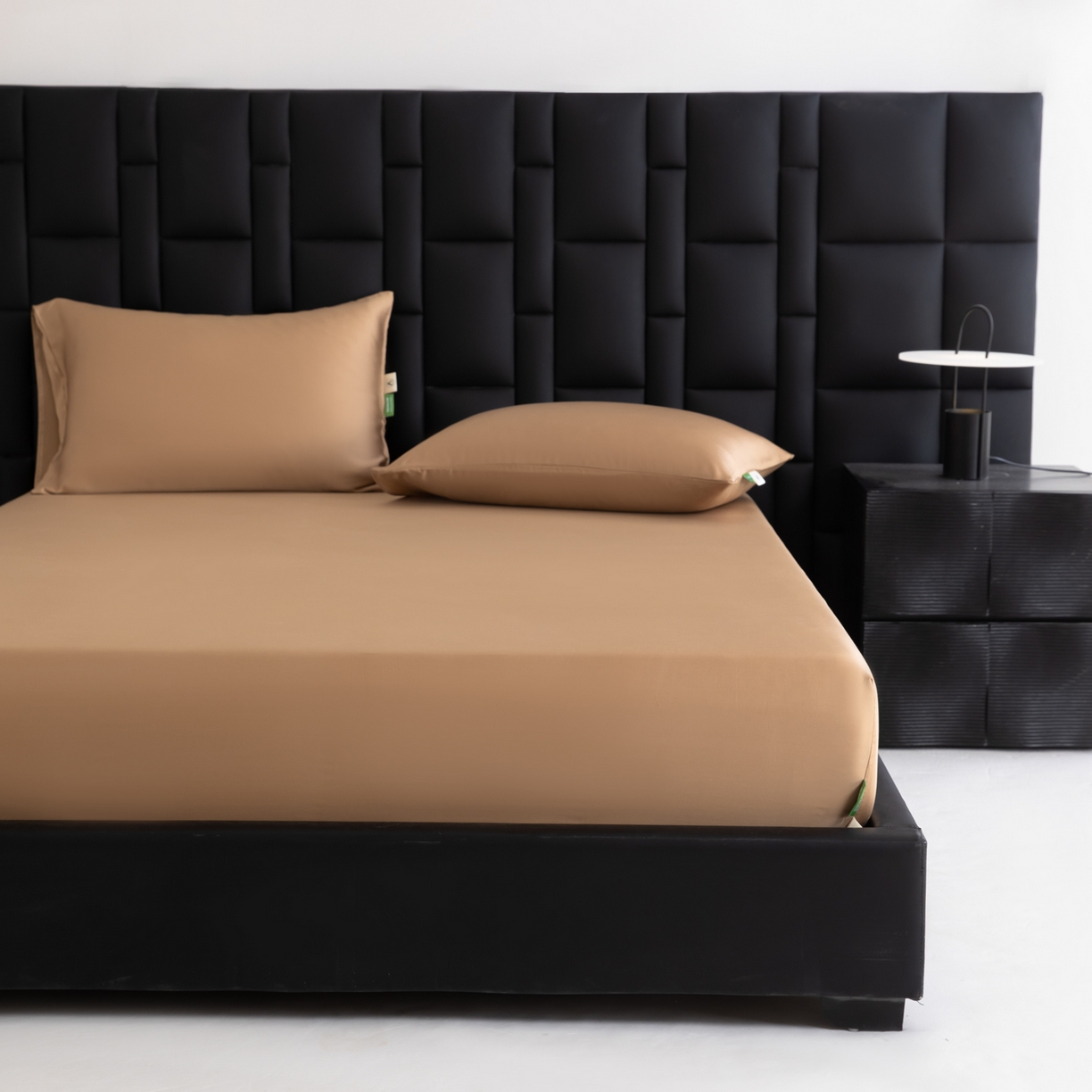 91家纺网 家纺一手货源 找家纺 眠博士 2026新款60S天丝莱赛尔纯色床笠-场景一 60S天丝床笠-金咖