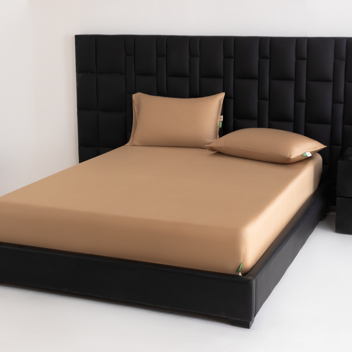 91家纺网 家纺一手货源 找家纺 眠博士 2026新款60S天丝莱赛尔纯色床笠-场景一 60S天丝床笠-金咖