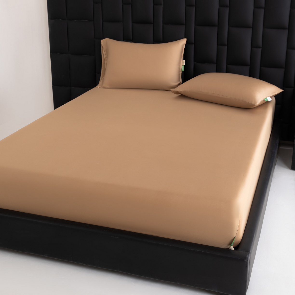 91家纺网 家纺一手货源 找家纺 眠博士 2026新款60S天丝莱赛尔纯色床笠-场景一 60S天丝床笠-金咖