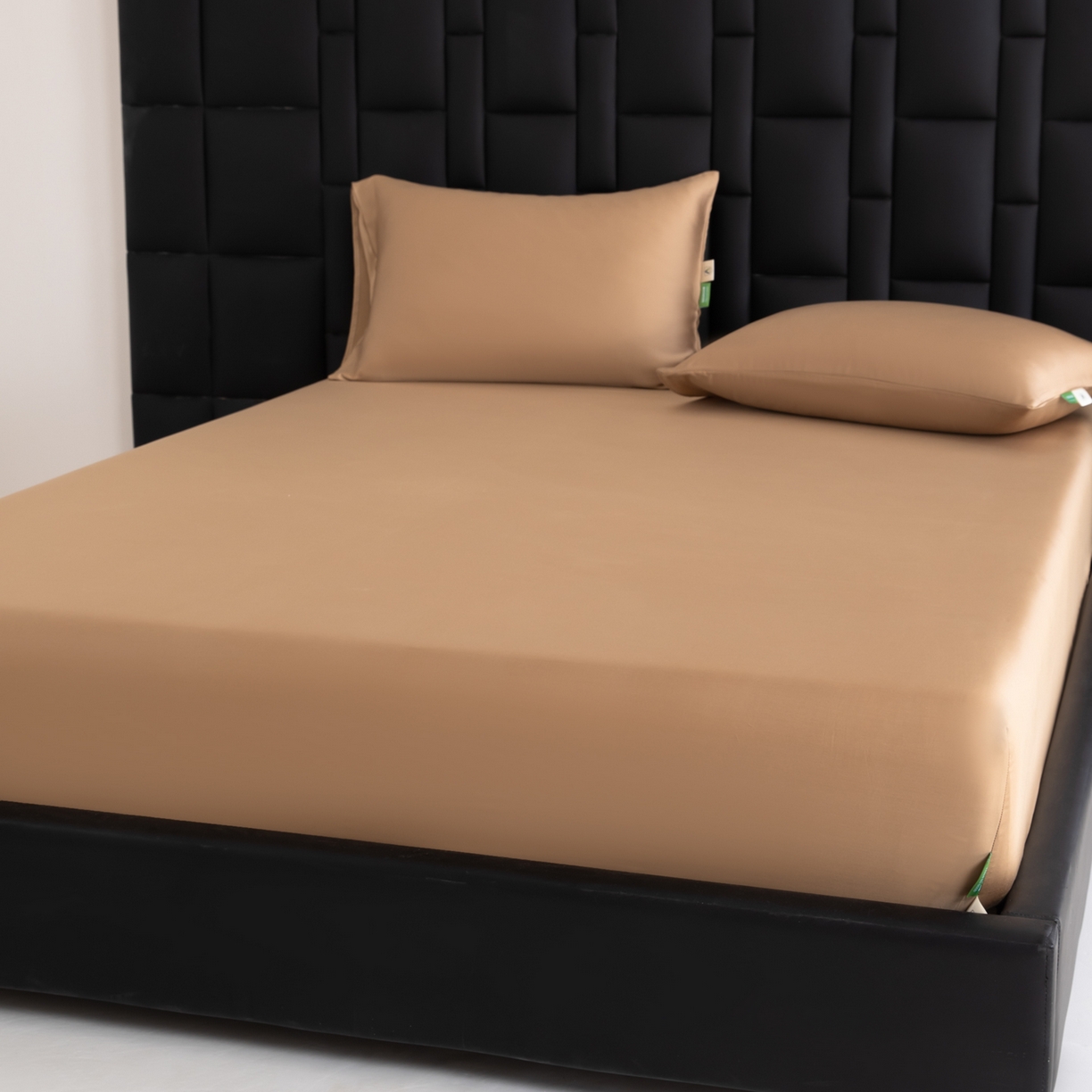 91家纺网 家纺一手货源 找家纺 眠博士 2026新款60S天丝莱赛尔纯色床笠-场景一 60S天丝床笠-金咖