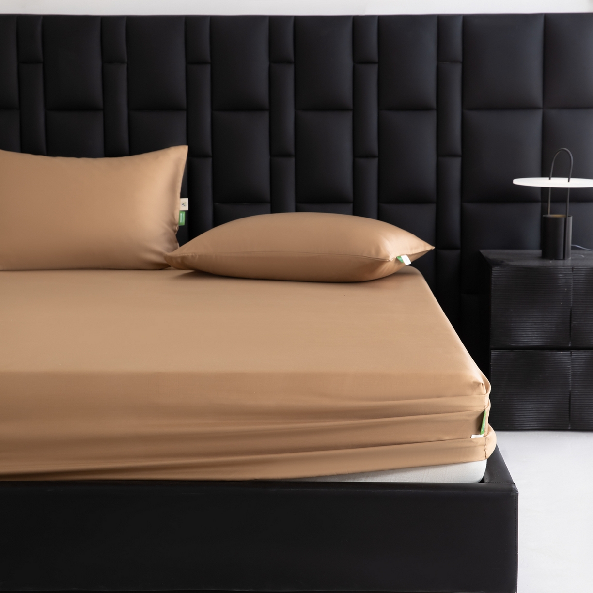 91家纺网 家纺一手货源 找家纺 眠博士 2026新款60S天丝莱赛尔纯色床笠-场景一 60S天丝床笠-金咖