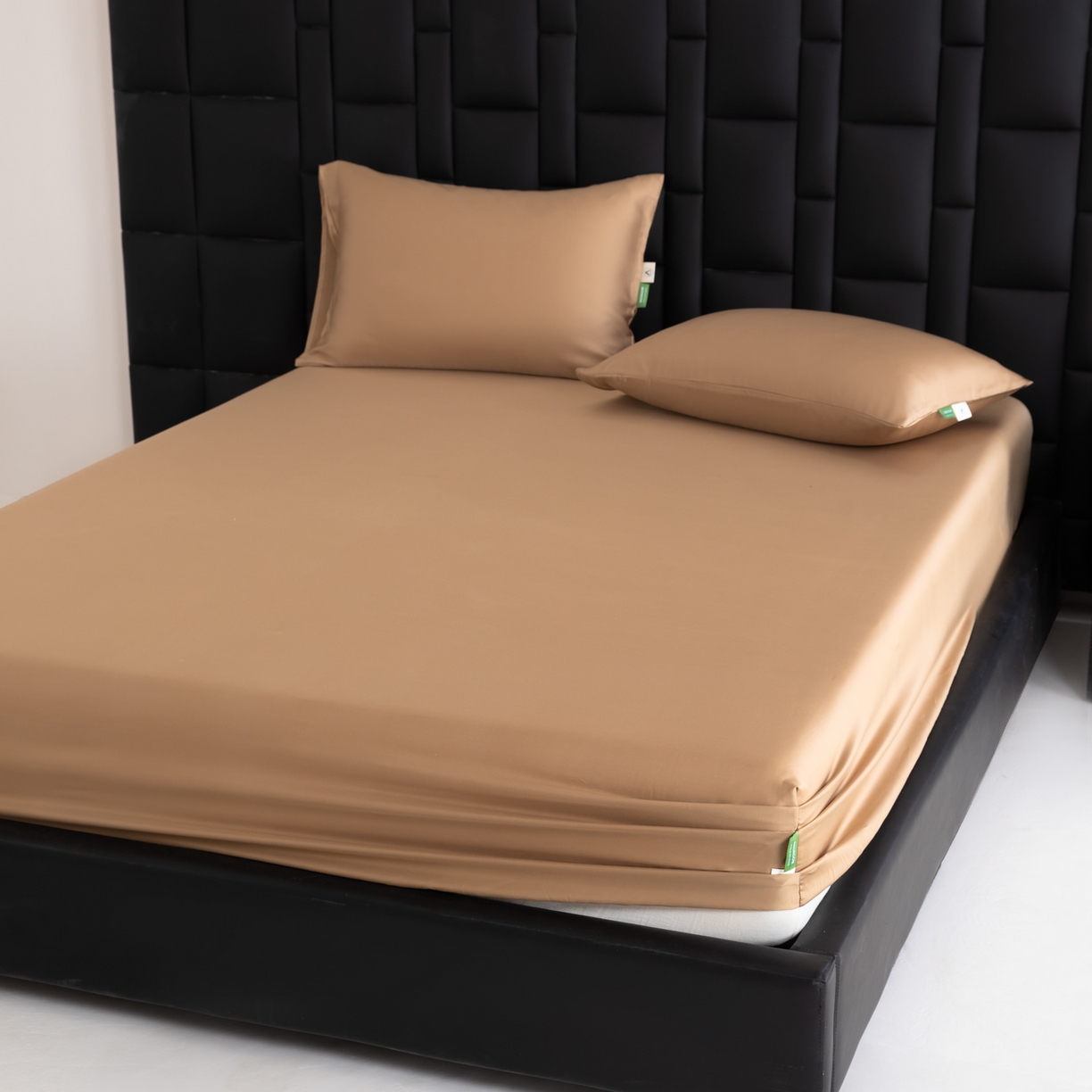 91家纺网 家纺一手货源 找家纺 眠博士 2026新款60S天丝莱赛尔纯色床笠-场景一 60S天丝床笠-金咖