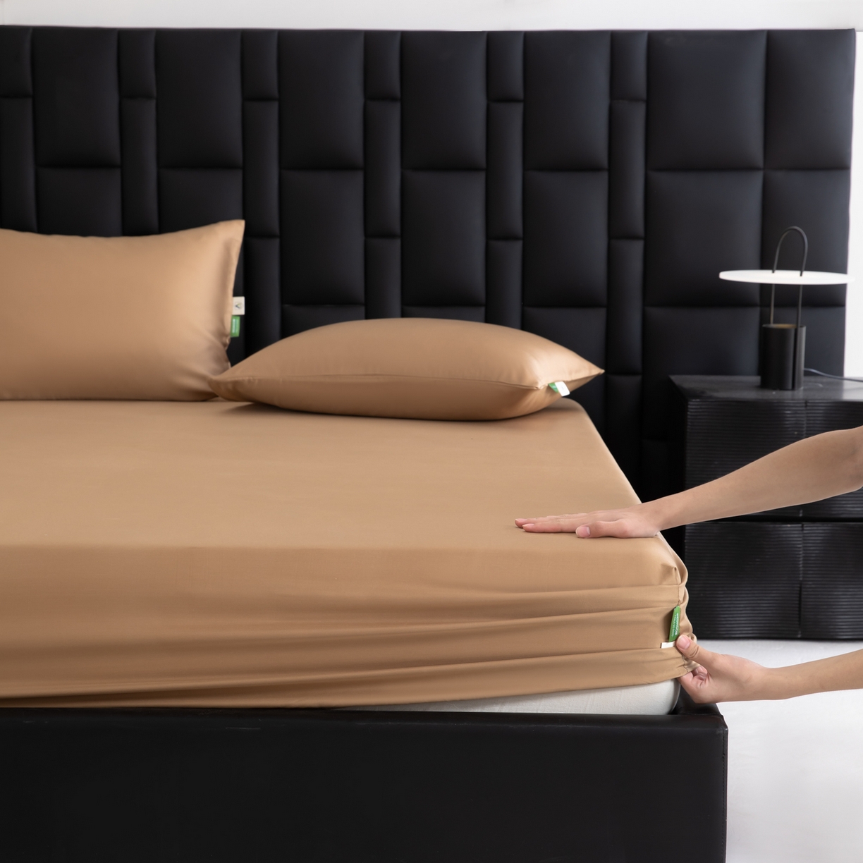 91家纺网 家纺一手货源 找家纺 眠博士 2026新款60S天丝莱赛尔纯色床笠-场景一 60S天丝床笠-金咖