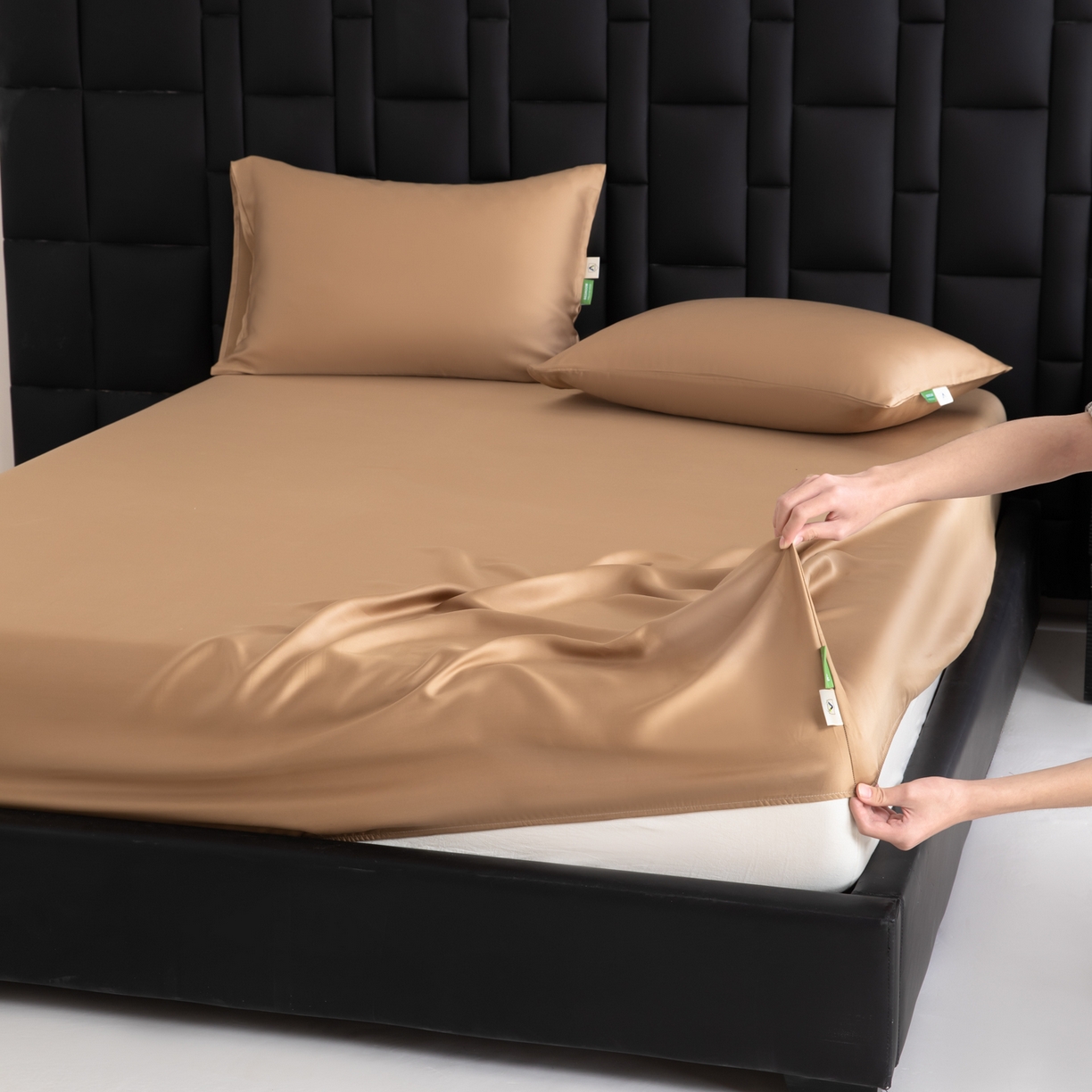 91家纺网 家纺一手货源 找家纺 眠博士 2026新款60S天丝莱赛尔纯色床笠-场景一 60S天丝床笠-金咖